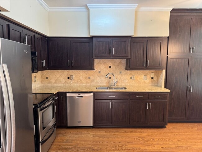 Building Photo - 2BR Bellevue Townhome