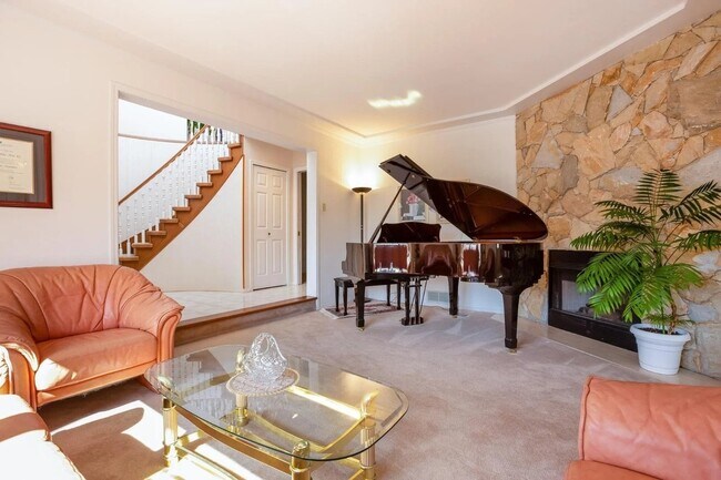 Building Photo - 8082-8150 150 St