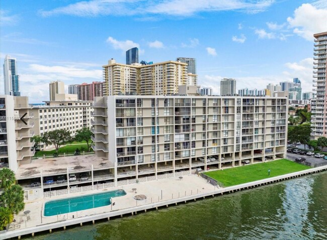 Foto del edificio - 17500 N Bay Rd