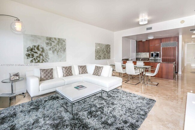 Building Photo - 15811 Collins Ave