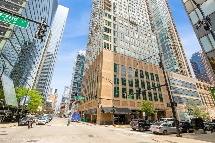 Primary Photo - 2 E Erie St