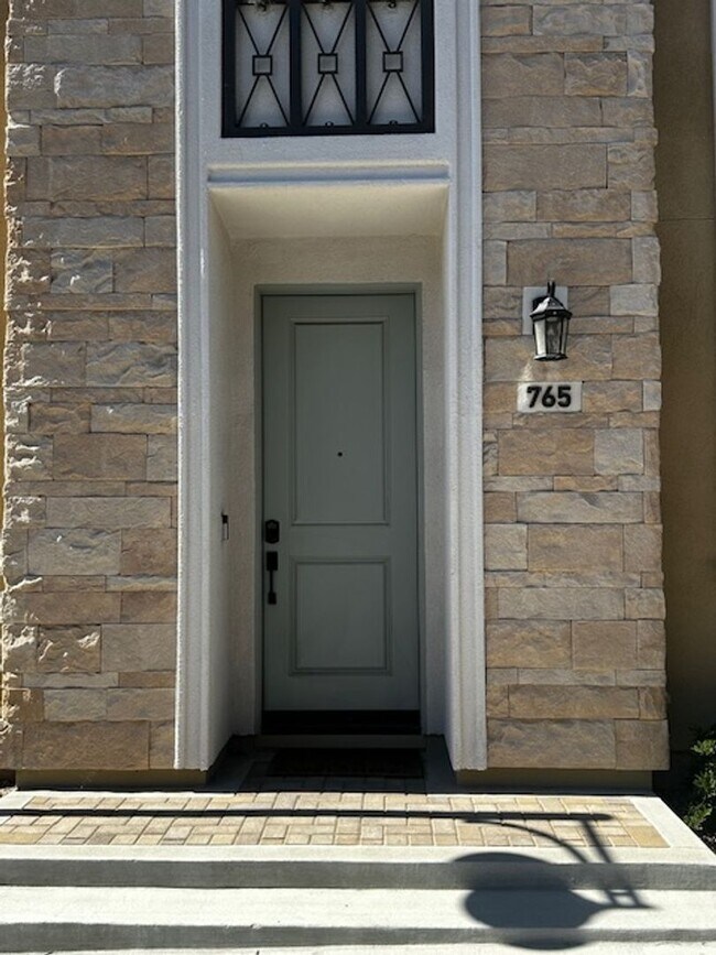 Foto del edificio - SPACIOUS 3 BEDROOM 3.5 BATH TRI-STORY TOWNHOME