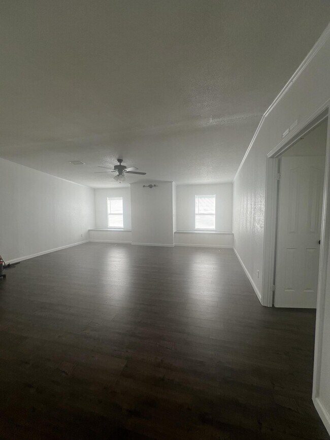 Building Photo - 178 White Oak Dr