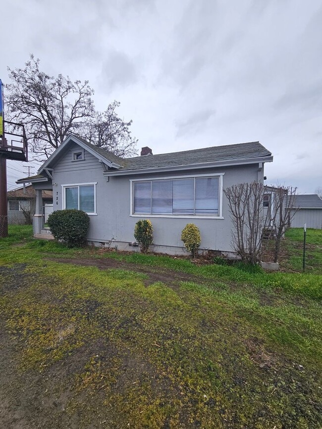 Building Photo - Almost 1300 sqft of Living Space with Plenty of Parking