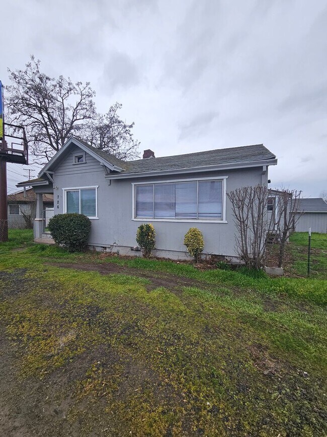 Foto del edificio - Almost 1300 sqft of Living Space with Plenty of Parking