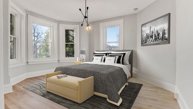 Foto del edificio - Spacious 4-Bedroom, 2-Bathroom Apartment i...