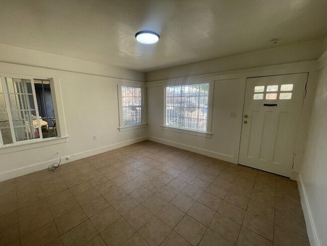Building Photo - 702 W Vernon Ave