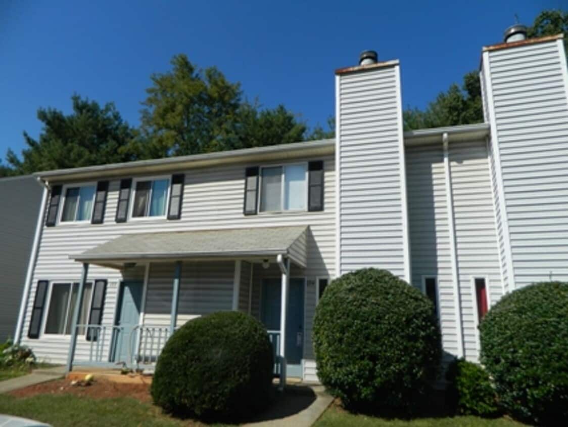 Primary Photo - Montview Forest Townhomes-Close to Liberty...