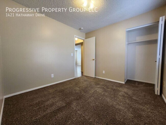Foto del edificio - 1421 Hathaway Dr