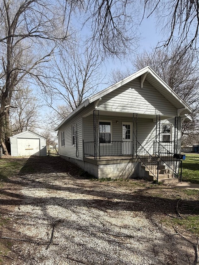 Primary Photo - 2 bedroom/1 bathroom