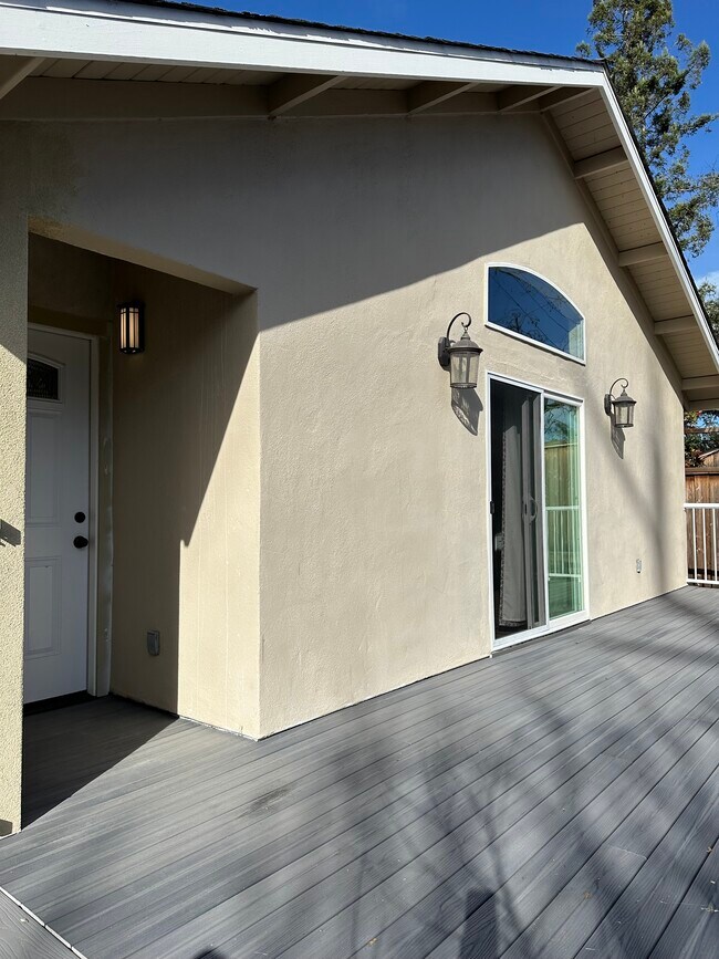 Private entrance - 2353 Vera Ave