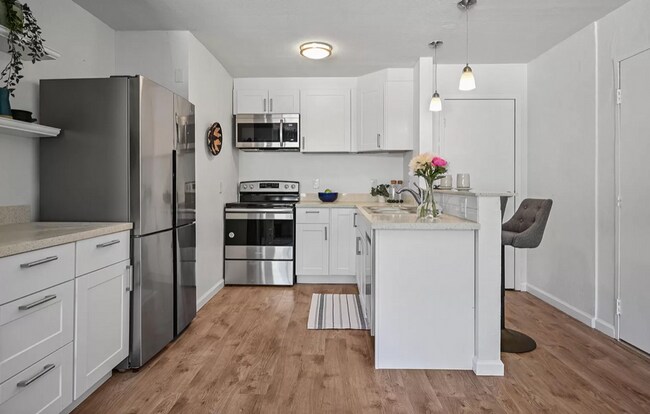 Building Photo - Adorable Remodeled Studio! Walk to Lake Merritt, Trader Joes, Whole Foods! Parking Included!