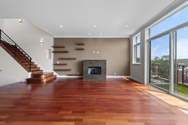Foto del edificio - 1428 W Irving Park Rd