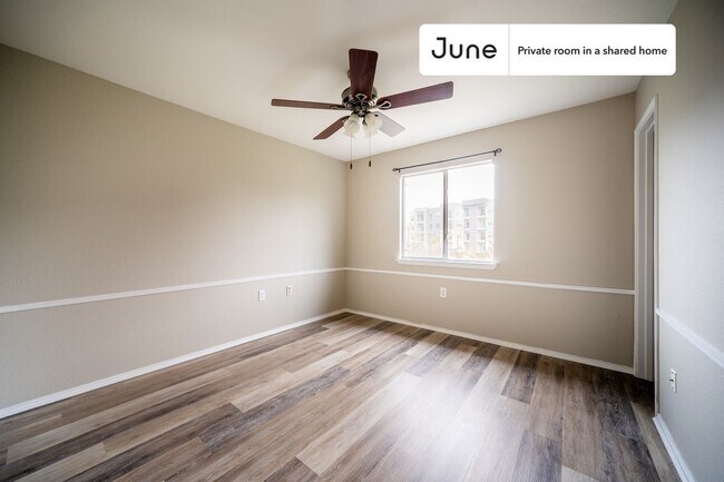 Foto del edificio - Private bedroom in 4 bed/2.5 bath Home