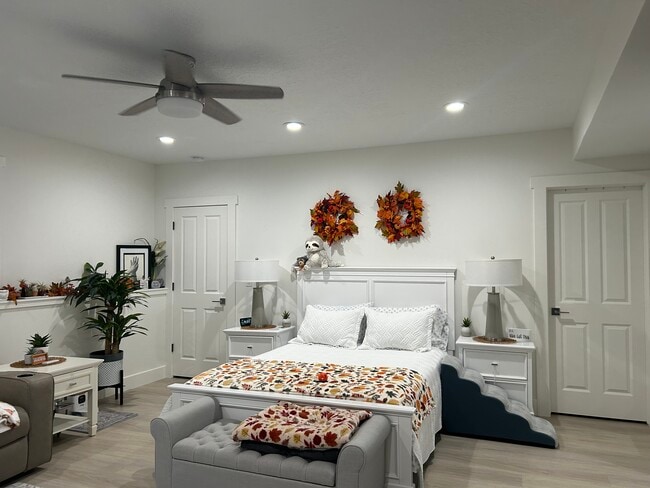 Dormitorio tipo estudio. Entrada independiente a la izquierda. Vestidor a la derecha. - 11452 S Marco Polo Ln