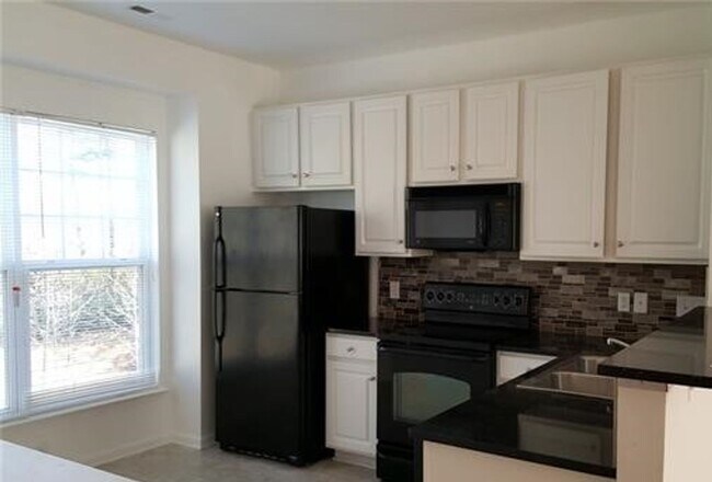 Building Photo - Spacious 3 story townhome in a gated commu...