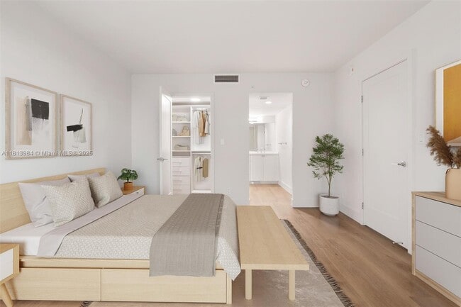 Foto del edificio - 555 NE 34th St