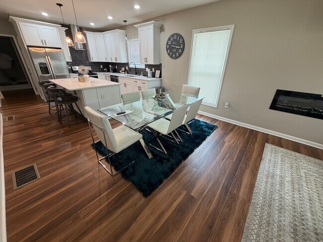 Foto del edificio - Room in Single Family Home on Bolton Rd NW