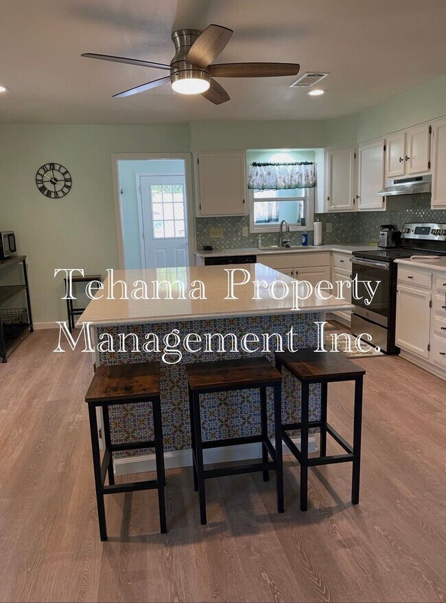 Building Photo - 2 bed 2 bathroom home in the El Camino/Gerber Area Available Unfurnished or Furnished