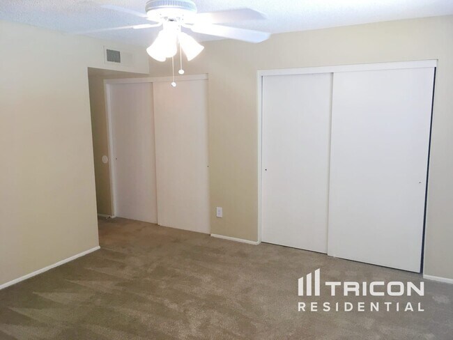 Foto del edificio - 5819 W Grovers Ave