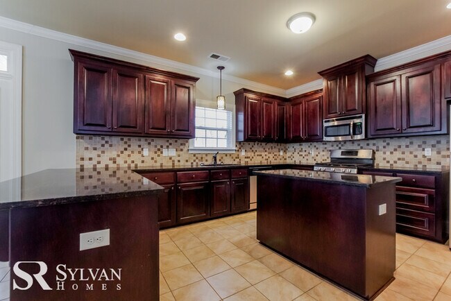 Building Photo - Your dream home is move-in ready!