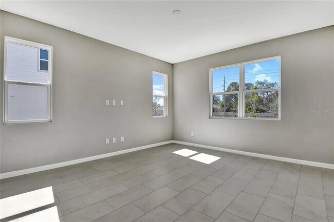 Foto del edificio - 560 Summit River Dr