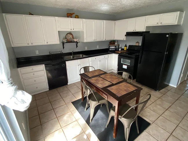 Kitchen - 641 Sinclair Dr
