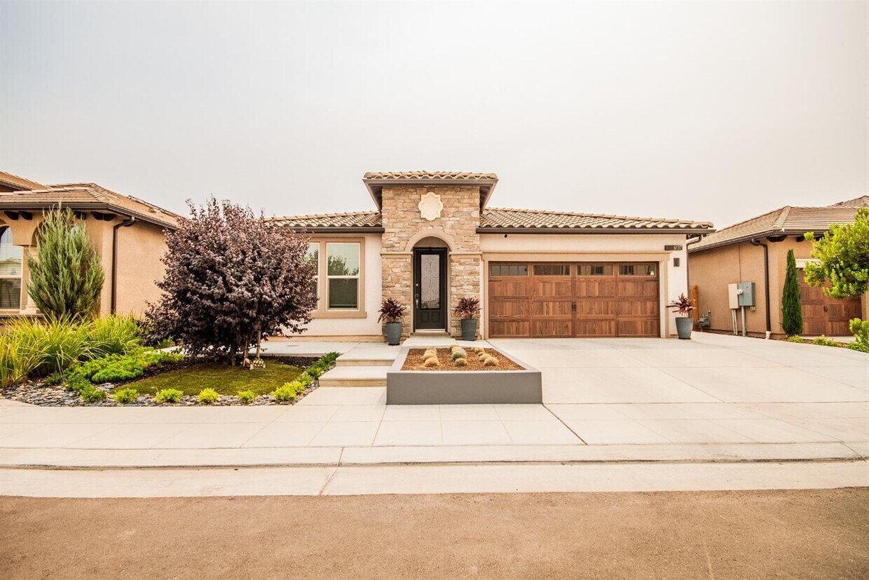 Foto principal - 6137 E Terrace Ave