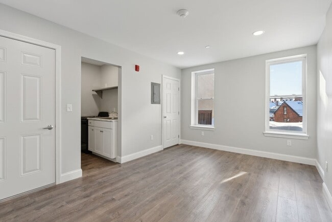 Building Photo - "610" on Congress St: Newer Studio Apt. 1BA $1470.00 Heat & H20 included Available 08/01/26