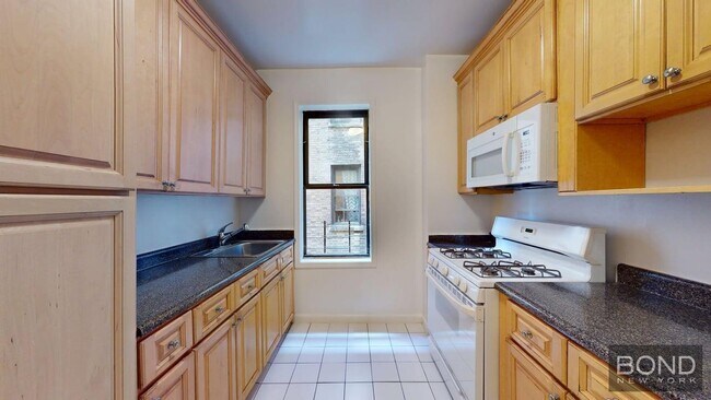 Building Photo - 620 W 171st St