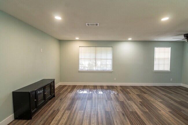 Building Photo - Updated West Pensacola 3BR Home with Luxury Plank Flooring, Modern Kitchen, 1-Car Garage & Large ...