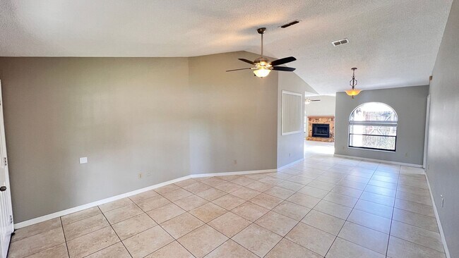Building Photo - Available on August 8th! Cozy 3 Bed/2 Bath...