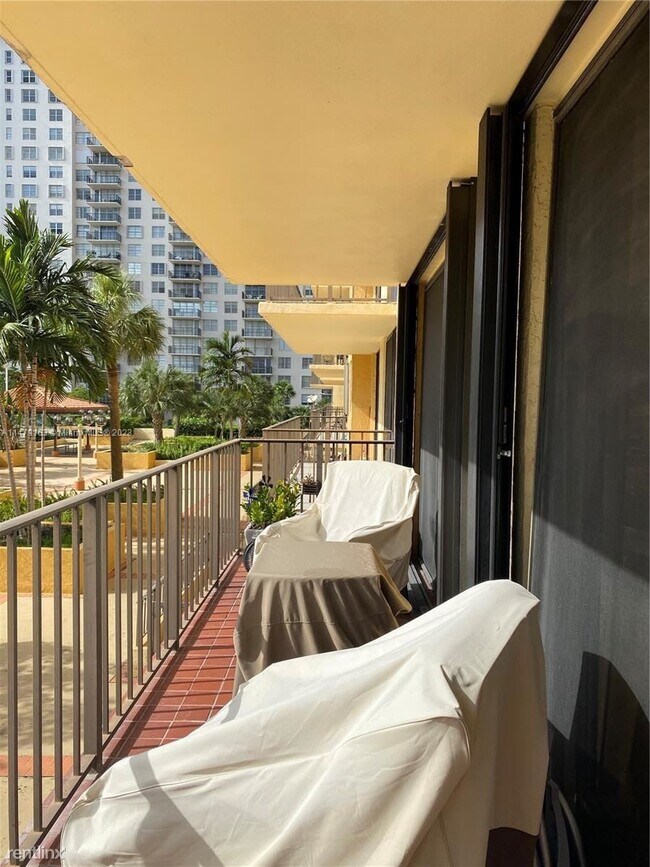 Foto del edificio - 3 br, 2 bath Condo - 290 174th St