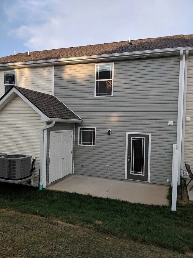 Building Photo - 3010 Bellflower Cir