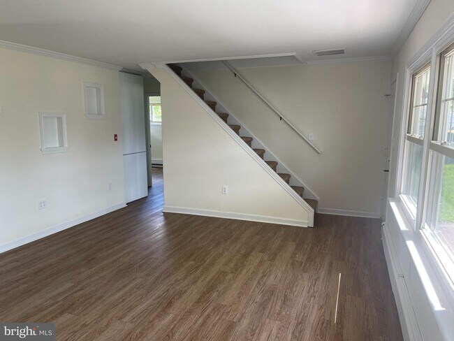 Building Photo - 204 Kenwood Dr S