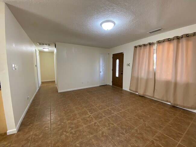 Building Photo - 725 Madeira Dr NE