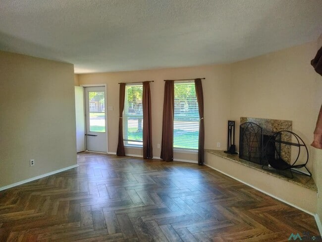 Building Photo - 1408 Colonial Pkwy