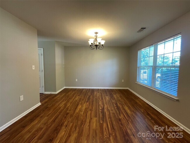 Building Photo - 1417 River Run Rd