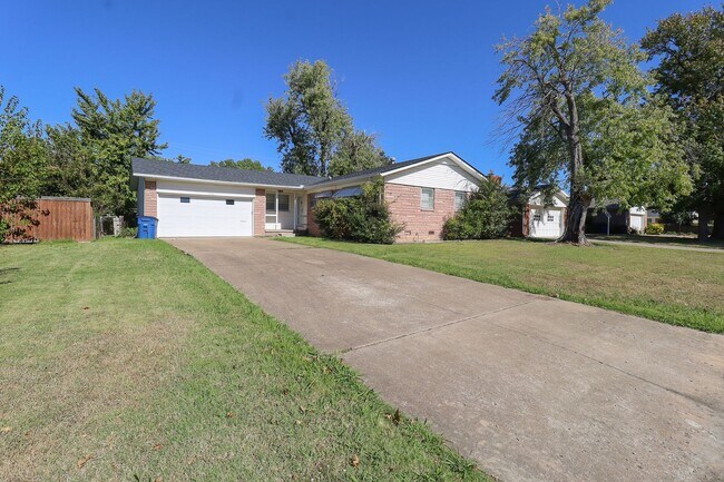 Foto del edificio - 3 Bed Mid-Town Beaut! Available for Immedi...