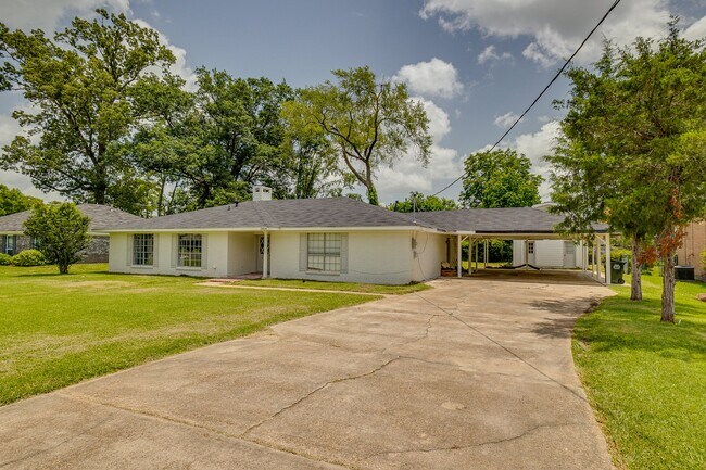 Foto del edificio - 2408 Katherine Dr