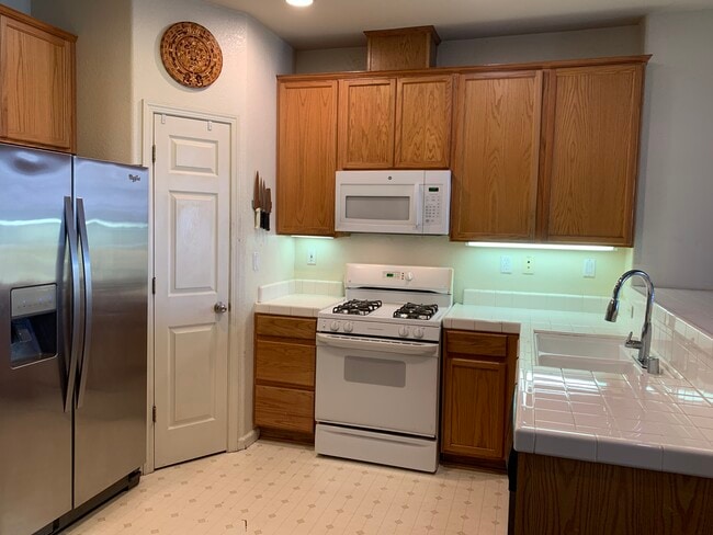 kitchen - 752 City Walk Pl