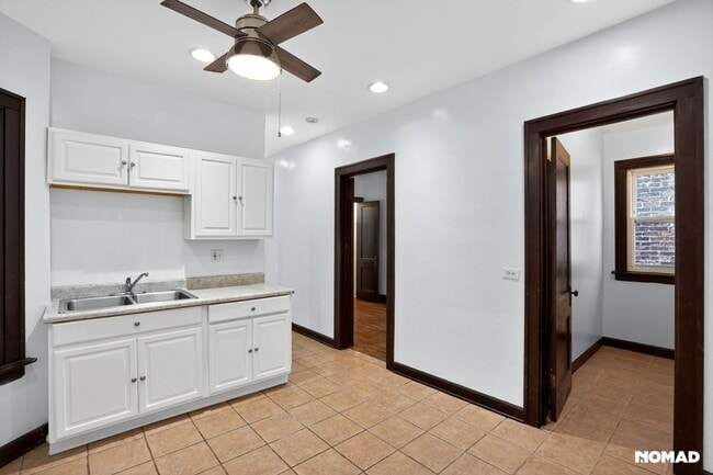 Foto del edificio - 2332 S Marshall Blvd