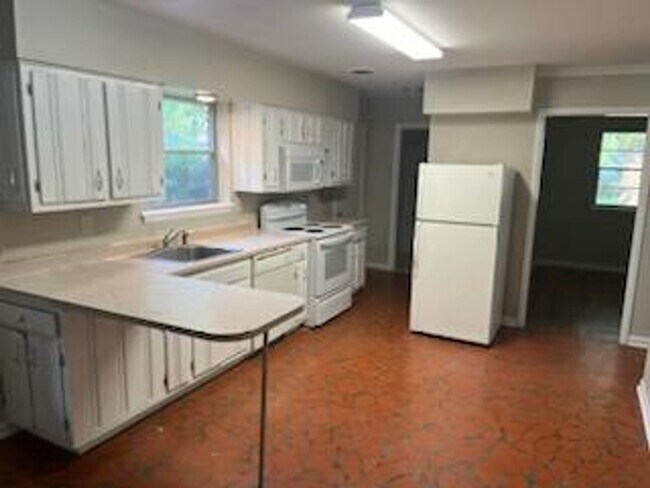 Foto del edificio - Available Now! MOVE IN SPECIAL HALF OFF FI...