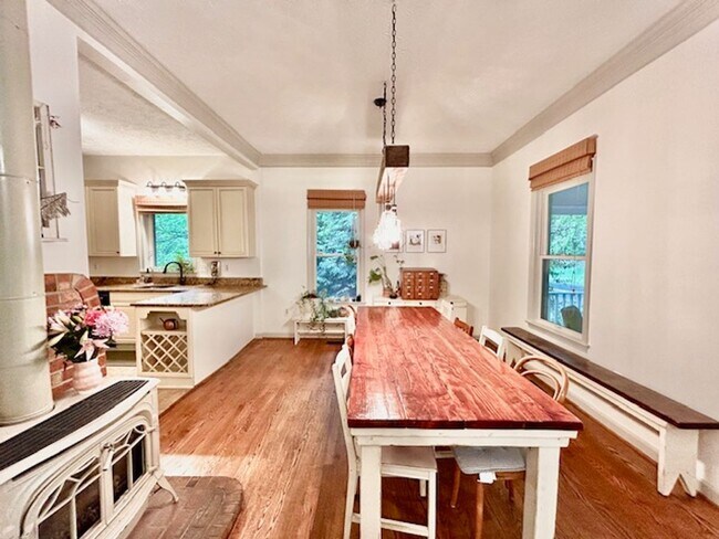 Building Photo - Beautifully renovated 4BR/3BA rambler with...