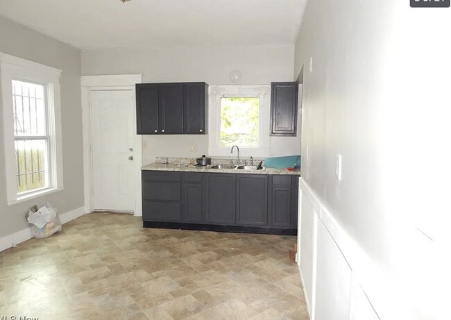 Building Photo - 10817 Hull Ave