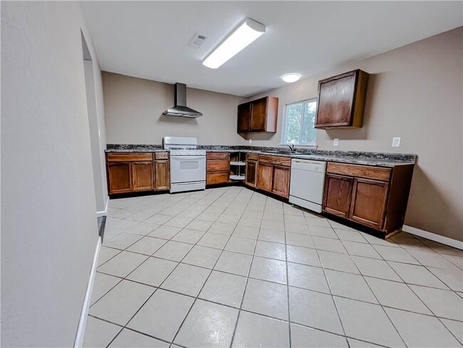 Building Photo - 916 Crutcher St