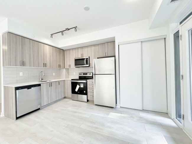 Photo du bâtiment - 4045-4045 Hickory Dr