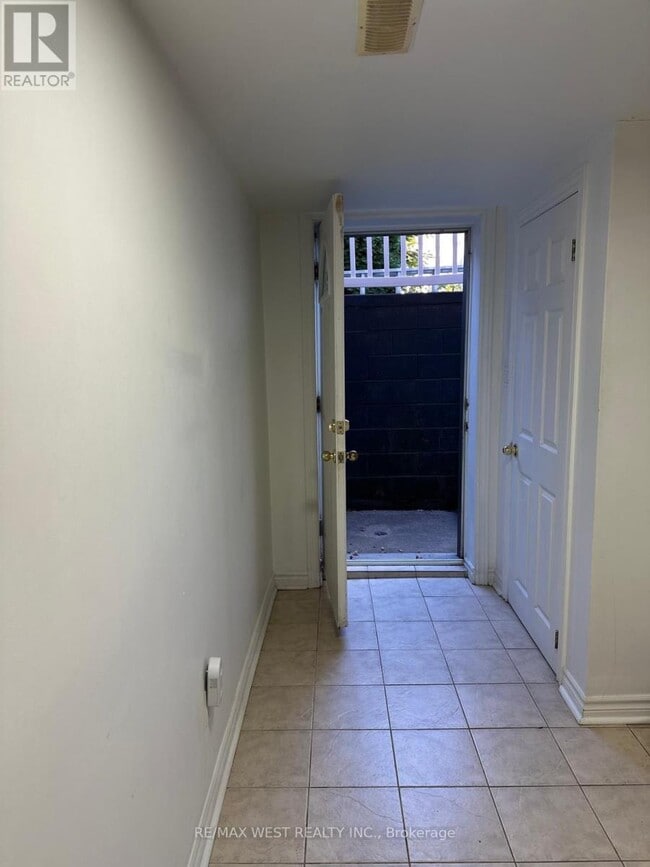 Building Photo - 563 Ossington Ave