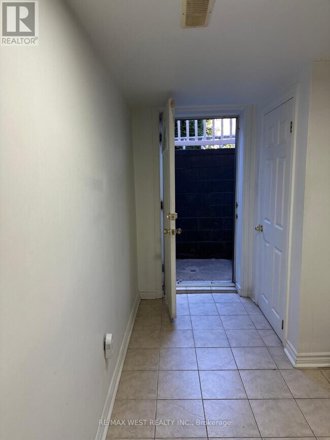 Photo du bâtiment - 563 Ossington Ave