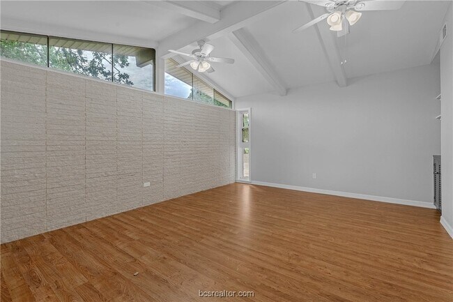 Building Photo - 806 Lazy Ln